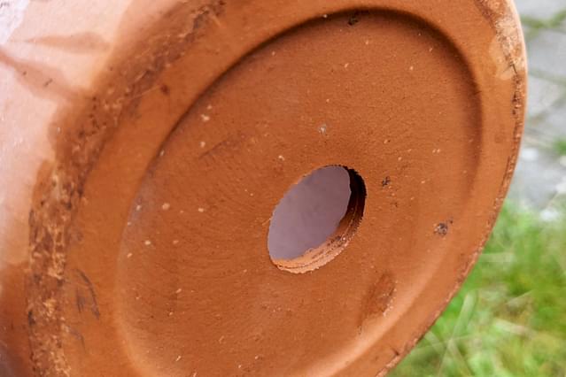 Drainagegat in een terracotta pot
